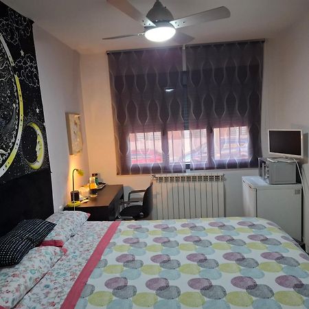 Habitaciones Individuales Wifi Tv Microondas Cerca Del Aeropuerto Madrid Habitacion Grande Wc Privado O Habitacion Pequena Wc Compartido Muy Tranquilas Bien Comunicadas Tren Metro Bus Facil Aparcamiento San Sebastian De Los Reyes Luaran gambar