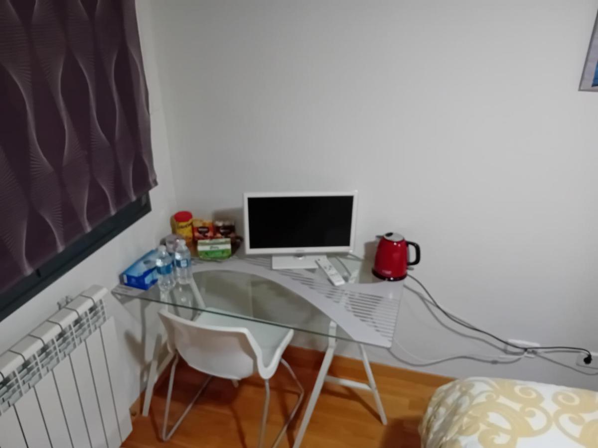 Habitaciones Individuales Wifi Tv Microondas Cerca Del Aeropuerto Madrid Habitacion Grande Wc Privado O Habitacion Pequena Wc Compartido Muy Tranquilas Bien Comunicadas Tren Metro Bus Facil Aparcamiento San Sebastian De Los Reyes Luaran gambar
