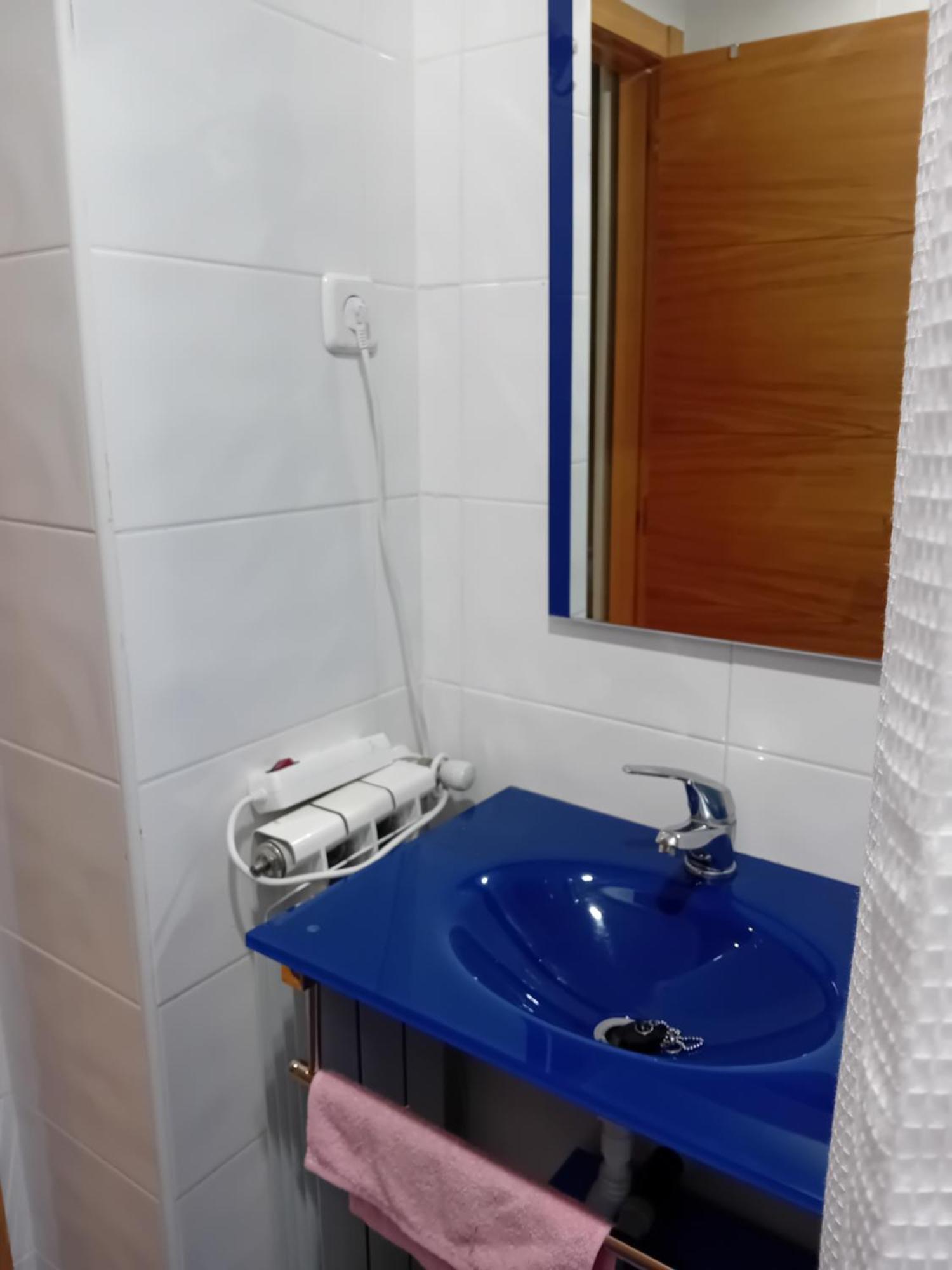 Habitaciones Individuales Wifi Tv Microondas Cerca Del Aeropuerto Madrid Habitacion Grande Wc Privado O Habitacion Pequena Wc Compartido Muy Tranquilas Bien Comunicadas Tren Metro Bus Facil Aparcamiento San Sebastian De Los Reyes Luaran gambar