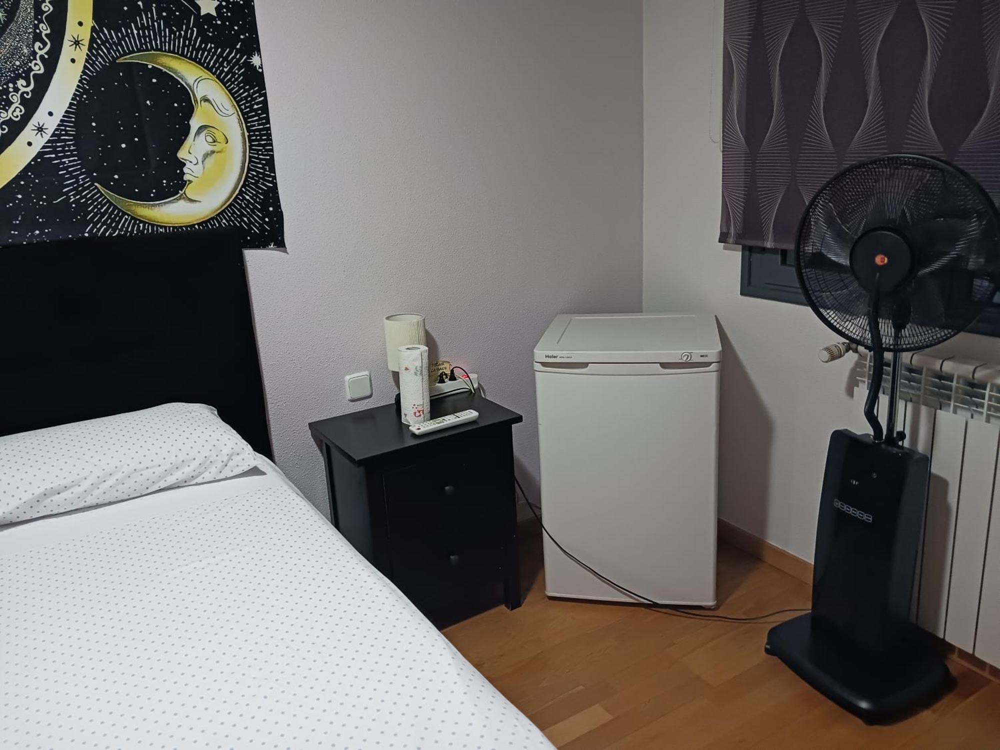 Habitaciones Individuales Wifi Tv Microondas Cerca Del Aeropuerto Madrid Habitacion Grande Wc Privado O Habitacion Pequena Wc Compartido Muy Tranquilas Bien Comunicadas Tren Metro Bus Facil Aparcamiento San Sebastian De Los Reyes Luaran gambar