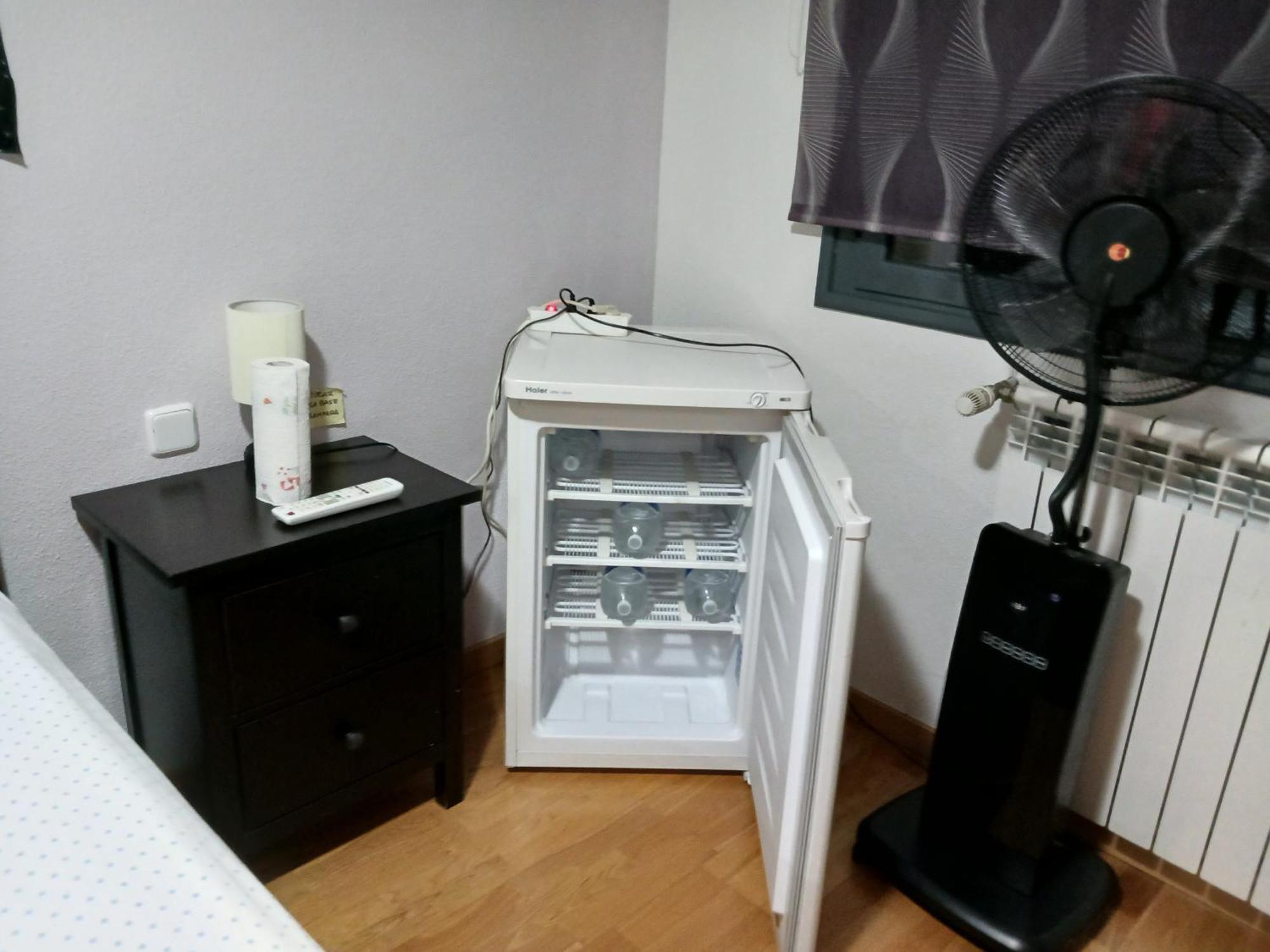 Habitaciones Individuales Wifi Tv Microondas Cerca Del Aeropuerto Madrid Habitacion Grande Wc Privado O Habitacion Pequena Wc Compartido Muy Tranquilas Bien Comunicadas Tren Metro Bus Facil Aparcamiento San Sebastian De Los Reyes Luaran gambar