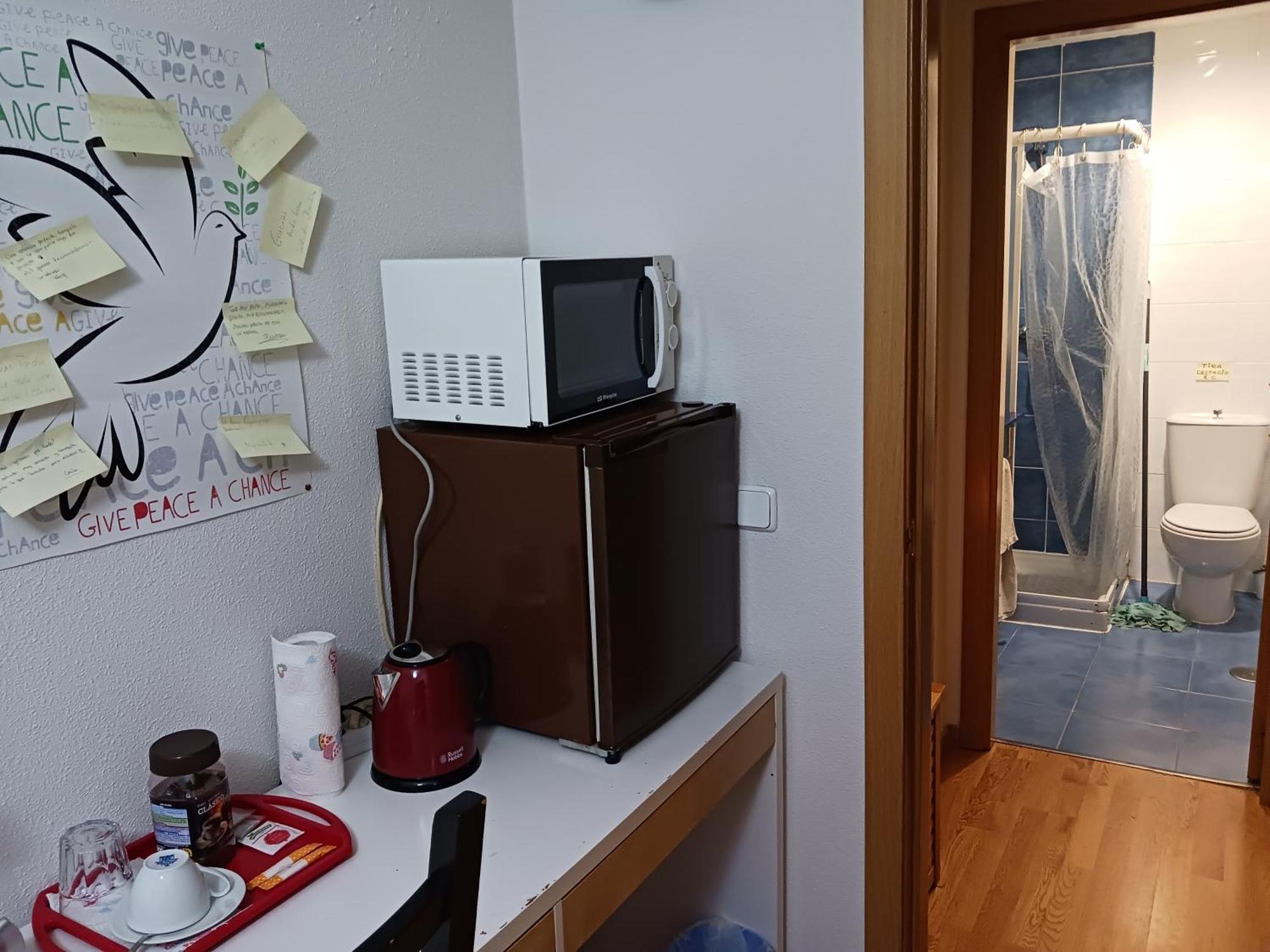 Habitaciones Individuales Wifi Tv Microondas Cerca Del Aeropuerto Madrid Habitacion Grande Wc Privado O Habitacion Pequena Wc Compartido Muy Tranquilas Bien Comunicadas Tren Metro Bus Facil Aparcamiento San Sebastian De Los Reyes Luaran gambar