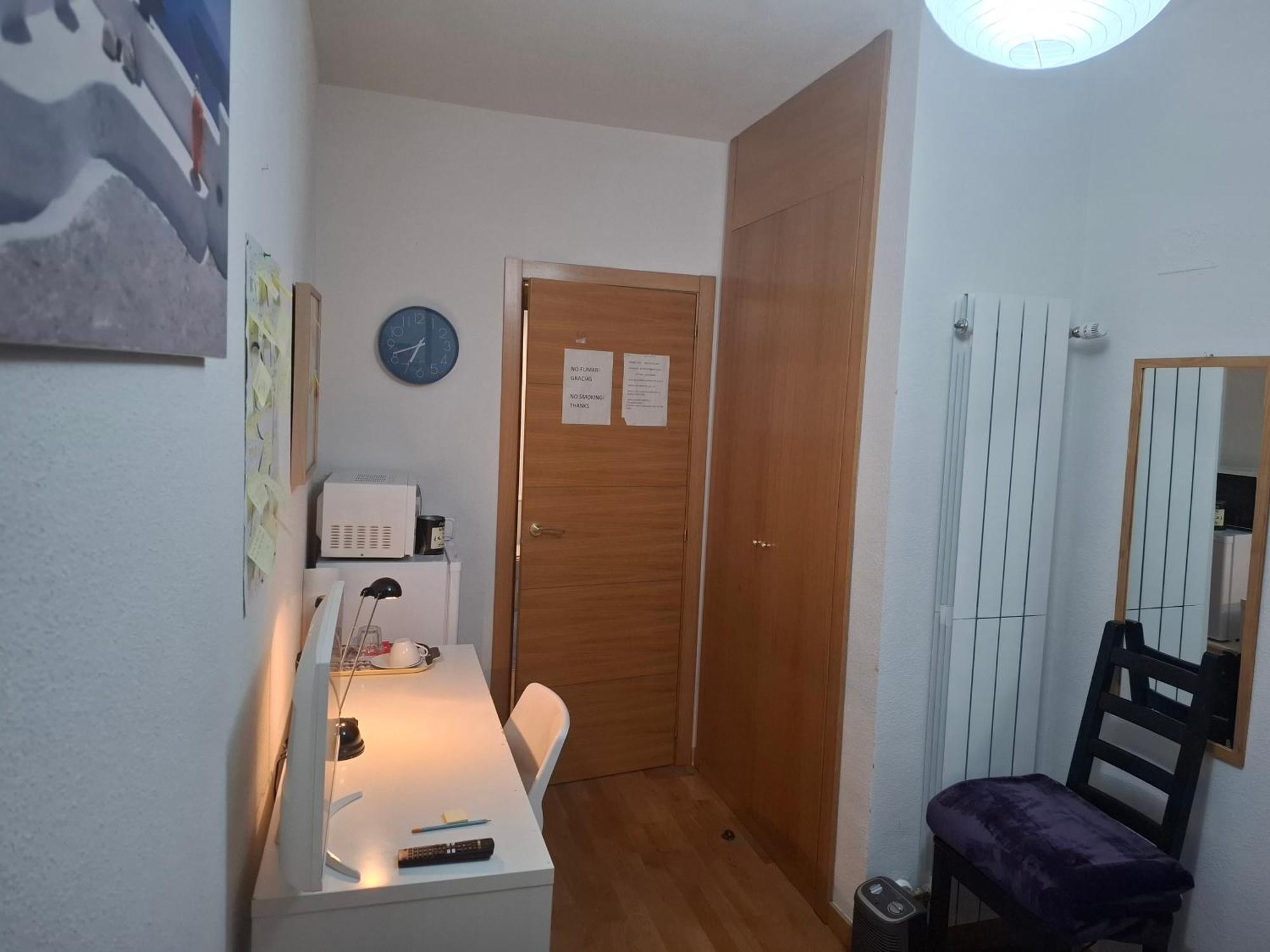 Habitaciones Individuales Wifi Tv Microondas Cerca Del Aeropuerto Madrid Habitacion Grande Wc Privado O Habitacion Pequena Wc Compartido Muy Tranquilas Bien Comunicadas Tren Metro Bus Facil Aparcamiento San Sebastian De Los Reyes Luaran gambar