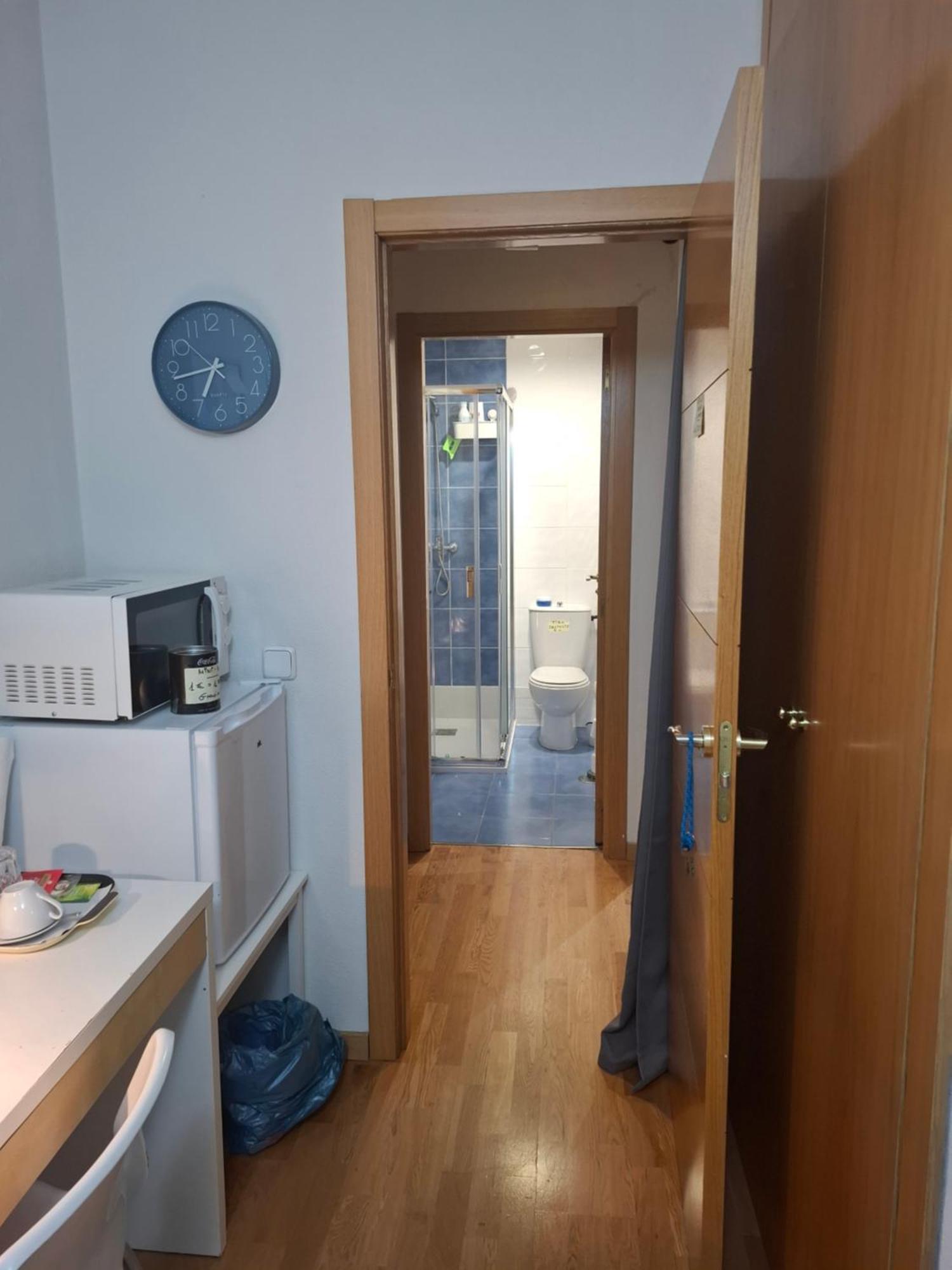 Habitaciones Individuales Wifi Tv Microondas Cerca Del Aeropuerto Madrid Habitacion Grande Wc Privado O Habitacion Pequena Wc Compartido Muy Tranquilas Bien Comunicadas Tren Metro Bus Facil Aparcamiento San Sebastian De Los Reyes Luaran gambar