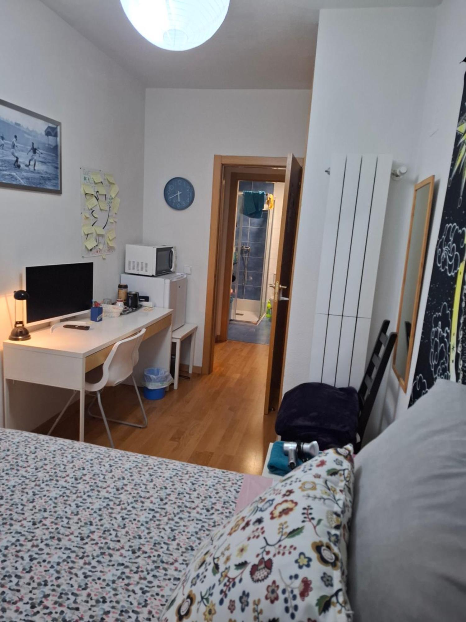 Habitaciones Individuales Wifi Tv Microondas Cerca Del Aeropuerto Madrid Habitacion Grande Wc Privado O Habitacion Pequena Wc Compartido Muy Tranquilas Bien Comunicadas Tren Metro Bus Facil Aparcamiento San Sebastian De Los Reyes Luaran gambar