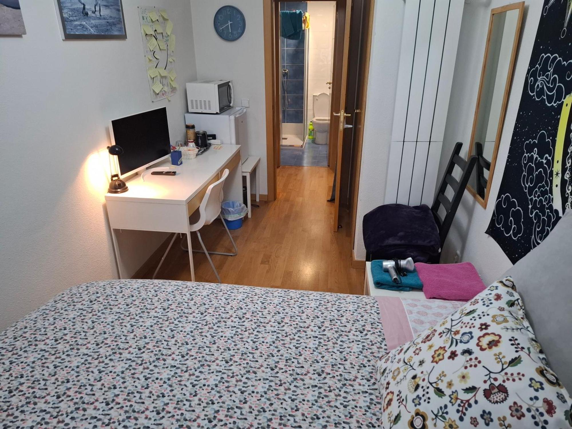 Habitaciones Individuales Wifi Tv Microondas Cerca Del Aeropuerto Madrid Habitacion Grande Wc Privado O Habitacion Pequena Wc Compartido Muy Tranquilas Bien Comunicadas Tren Metro Bus Facil Aparcamiento San Sebastian De Los Reyes Luaran gambar