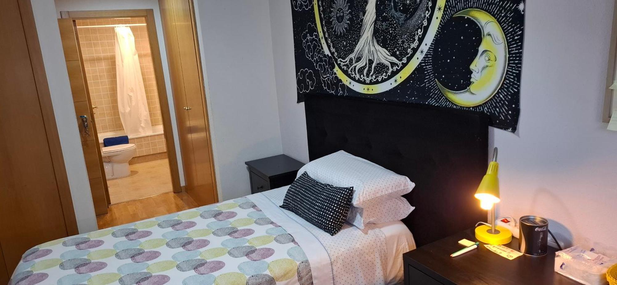 Habitaciones Individuales Wifi Tv Microondas Cerca Del Aeropuerto Madrid Habitacion Grande Wc Privado O Habitacion Pequena Wc Compartido Muy Tranquilas Bien Comunicadas Tren Metro Bus Facil Aparcamiento San Sebastian De Los Reyes Luaran gambar