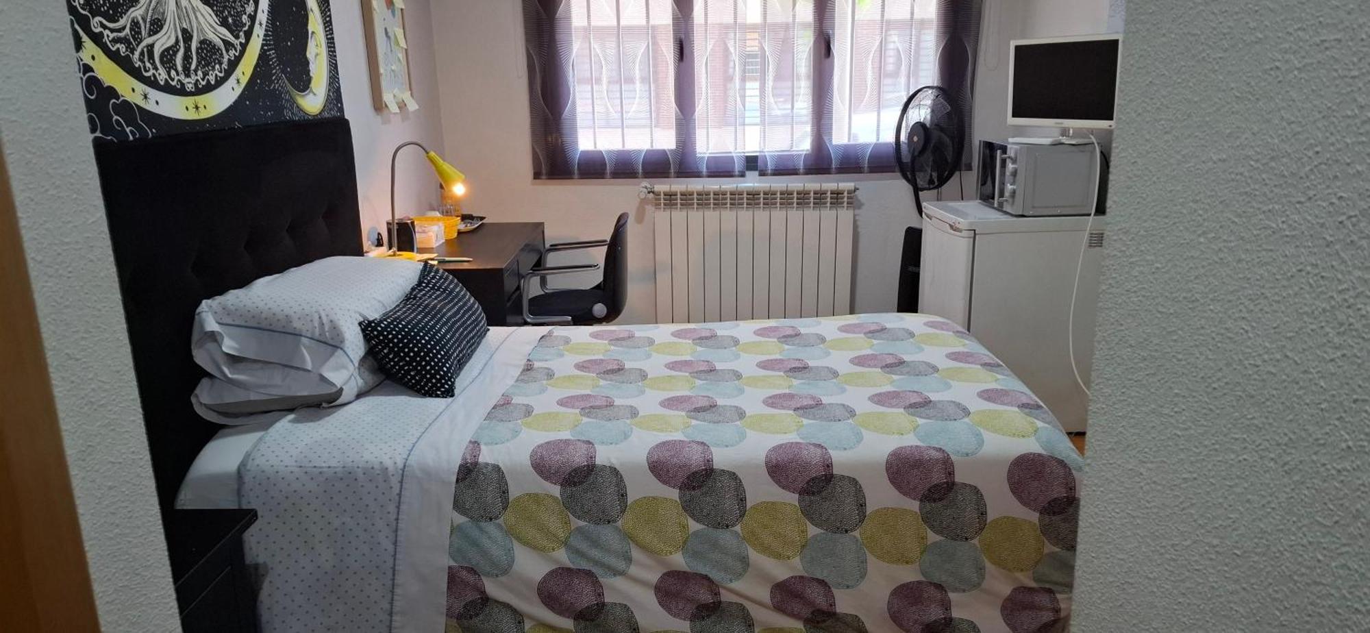 Habitaciones Individuales Wifi Tv Microondas Cerca Del Aeropuerto Madrid Habitacion Grande Wc Privado O Habitacion Pequena Wc Compartido Muy Tranquilas Bien Comunicadas Tren Metro Bus Facil Aparcamiento San Sebastian De Los Reyes Luaran gambar